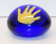 *JOLIE ANCIENNE BOULE SULFURE PRESSE PAPIER MAIN JAUNE FOND BLEU PAPERWEIGHT  E - Pisapapeles