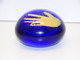 Delcampe - *JOLIE ANCIENNE BOULE SULFURE PRESSE PAPIER MAIN JAUNE FOND BLEU PAPERWEIGHT  E - Presse-papiers