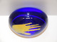 Delcampe - *JOLIE ANCIENNE BOULE SULFURE PRESSE PAPIER MAIN JAUNE FOND BLEU PAPERWEIGHT  E - Paper-weights