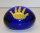 Delcampe - *JOLIE ANCIENNE BOULE SULFURE PRESSE PAPIER MAIN JAUNE FOND BLEU PAPERWEIGHT  E - Briefbeschwerer