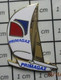 510A Pin's Pins / Beau Et Rare / SPORTS / VOILE TRIMARAN PRIMAGAZ Par BADGES IMPACT - Voile