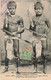 CPA NOUVELLE CALEDONIE - Types Indigènes - Hommes - Plumes -peignes - Coquillages - Tamioc - Sagaie - Neukaledonien