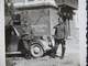 Original Kleines Foto Zeit Des 3.Reich Um 1940 Soldaten Der Wehrmacht In Uniform Vor Auto / Kraftfahrzeug - War, Military