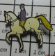 2422 Pin's Pins / Beau Et Rare / ANIMAUX / CHEVAL BLANC ET CAVALIER ECUYER - Animaux