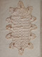 Napperon Main Tricot D'art Ovale Relief Têtes Et Cous De Cygnes 35x64cm Bel état Vintage .! - Laces & Cloth