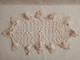 Delcampe - Napperon Main Tricot D'art Ovale Relief Têtes Et Cous De Cygnes 35x64cm Bel état Vintage .! - Dentelles Et Tissus