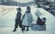 CPA Groupe D'enfants Dans La Neige Avec Une Caisse Servant De Luge - Fantaisie - Gruppen Von Kindern Und Familien