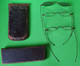 Delcampe - Lot De 2 Anciens ÉTUIS à LUNETTES En Cuir Et 3 Paires De LUNETTES - Etat D'usage Verres Cassés Ou Manquants - Vers 1940 - Toebehoren