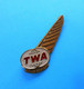 TWA (Trans World Airlines) Junior Hostess * Vintage Large Metal Tin Wings Badge Airways Airline Air Company USA - Tarjetas De Identificación De La Tripulación