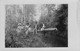 CPA Thèmes - Photographie - Portrait De Famille Dans Les Bois Sur Un Rondin De Bois - M. Vandenbranden - Chapeau - Fotografie