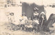 CPA Thèmes - Photographie - Portrait De Famille Avec Enfants à La Plage - M. Vandenbranden - Chapeaux - Robes - Fotografie