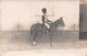 Carte Photo Militaire Français-HUSSARD-Soldat Cheval-Coiffe-Sabre-HUSSARDS-CUIRASSIERS-Cavalerie-Guerre-Caserne - Uniformi