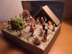 PETIT DIORAMA EN FEVES SANTONS ET PERSONNAGES DE CRECHE - Santons