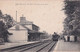 JOUY               LA GARE. VUE PRISE SUR LES QUAIS .    TRAIN AU DEPART - Jouy