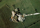 16754  PARACHUTISME SAUT EN AUTOMATIQUE  Parachutiste   (recto-verso) Avion  Armée Française Militaria - Parachutespringen