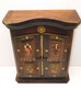 *JOLIE ANCIENNE ARMOIRE De POUPEE BOIS XXe Décor Personnages PEINTS Datée 1862  E - Otros & Sin Clasificación