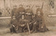 CPA - Militaria - Carte Photo  - Groupe De Soldat Avec Mitrailleuse - Fusil - Casque - Personen