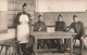 CPA - Militaria - Carte Photo  - Groupe De Soldat Buvant Une Bière - Beret - Personnages