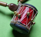 Ancien Petit COLLIER De MADAGASCAR - Tambour Rouge - Bois Et Perles En Plastique - Vers 1990 - Ethniques