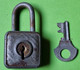 Lot 2 Anciens CADENAS Avec Clefs - Marque "Lion" De Hong Kong Et "BB" - Métal "laissé Dans Leur Jus" - Vers 1950 1960 - Autres Appareils