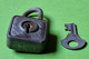 Lot 2 Anciens CADENAS Avec Clefs - Marque "Lion" De Hong Kong Et "BB" - Métal "laissé Dans Leur Jus" - Vers 1950 1960 - Andere Geräte