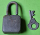 Lot 2 Anciens CADENAS Avec Clefs - Marque "Lion" De Hong Kong Et "BB" - Métal "laissé Dans Leur Jus" - Vers 1950 1960 - Altri Apparecchi