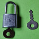 Delcampe - Lot 2 Anciens CADENAS Avec Clefs - Marque "Lion" De Hong Kong Et "BB" - Métal "laissé Dans Leur Jus" - Vers 1950 1960 - Altri Apparecchi