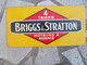 ANCIENNE Plaque De Garage Voiture En Tole  4 TEMPS BRIGGS ET STRATTON  MOTEURS A ESSENCE Dans Son Jus 25 X 50 Cm - Tin Signs (after1960)