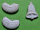 Delcampe - Lot 30 Fèves Anciennes - Plastique Blanc - Baigneur Couronne Sabot Fer Poisson Ballon Cloche Cœur - Vers 1960 / 1980 - Anciennes