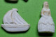 Delcampe - Lot 30 Fèves Anciennes - Plastique Blanc - Baigneur Couronne Sabot Fer Poisson Ballon Cloche Cœur - Vers 1960 / 1980 - Frühe Figuren