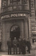 Photographie Hommes Devant L'hotel Polonia  - Carte Postale Ancienne - Fotografia