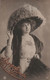 Fantaisie - Femme Au Chapeau Fantaisiste - Carte Postale Ancienne - - Femmes
