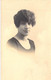 PHOTOGRAPHIE - JEUNE FEMME BRUNE - HAUT NOIR - CHEVEUX COURTS - CARTE POSTALE ANCIENNE - Photographie