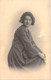 PHOTOGRAPHIE - JEUNE FEMME BRUNE - ROBE NOIRE - MAINS SUR LES GENOUX - CARTE POSTALE ANCIENNE - Photographie