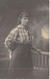 PHOTOGRAPHIE - JEUNE FEMME BRUNE - CHEMISIER A CARREAUX - NOEUX DANS LES CHEVEUX - COLLIER - CARTE POSTALE ANCIENNE - Photographie