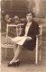 PHOTOGRAPHIE - JEUNE FILLE - CHEMISIER BLANC - VESTE NOIRE - ASSISE SUR UN BANC - CARTE POSTALE ANCIENNE - Photographie