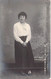 PHOTOGRAPHIE - FEMME - DEBOUT - FAUTEUIL - CHEMISIER BLANC - CARTE POSTALE ANCIENNE - Photographie