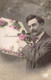 FANTAISIE - HOMMES - FLEURS - MANTEAUX- MOUSTACHE - NOEUX PAPILLON - CARTE POSTALE ANCIENNE - Männer