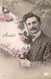FANTAISIE - Homme Moustachu Avec Un Bouquet De Fleurs Porte Son Amitié - Carte Postale Ancienne - Hommes