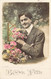 Fantaisie - Homme Moustachu Avec Des Fleurs Souhaite Une Bonne Fête - Carte Postale Ancienne - Uomini