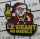 812e Pins Pin's / Rare & Belle Qualité / NOEL / PERE NOEL AVEC LANTERNE LE GEANT DU MEUBLE - Kerstmis