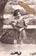 Fantaisie - Enfants - Petite Fille Brune Bouclée - Robe A Fleurs Bouquet De Fleurs - Carte Postale Ancienne - Portraits