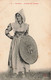 Folklore - Auvergne - Costume Des Garniers - Costume Traditionnel  - Bouclier -  Carte Postale Ancienne - Bekende Personen