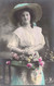 Fantaisie - Femme - Robe Broderie - Panier De Fleurs En Osier - Chapeau - Carte Postale Ancienne - Femmes