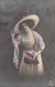 Fantaisies - Femmes - Une Femme Avec Des Fleurs - Chapeau Fleuri - Longue Robe  - Carte Postale Ancienne - Vrouwen