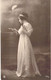 Fantaisies - Femmes - Jeune Femme En Longue Robe Blanche Qui Tiens Une Cithare à La Main - Carte Postale Ancienne - Women