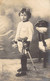 Militaria - Enfant En Uniforme - Epée - Chapeau Atypique - Portrait - Carte Postale Ancienne - Uniformen