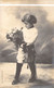 Militaria - Enfant En Uniforme - Epée - Bouquet De Fleurs - Portrait - Carte Postale Ancienne - Uniformes