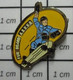 710A Pin's Pins / Beau Et Rare / SPORTS / SKATEBOARD CLUB FUN BOARD ASVVR - Skateboard