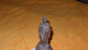 PETIT STATUETTE RELIGIEUSE, ECCLESIASTIQUE ANCIENNE CUIVRE ?..A IDENTIFIER AVEC SOCLE EN BOIS INSCRIPTION V.M. 103 - Arte Religiosa